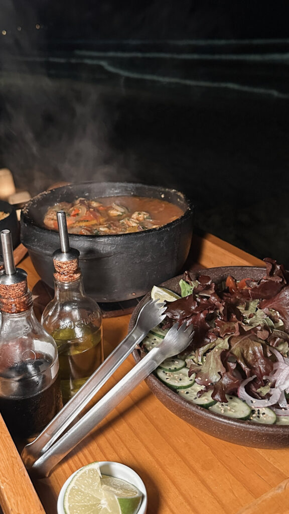 foto de um jantar romântico á beira mar
