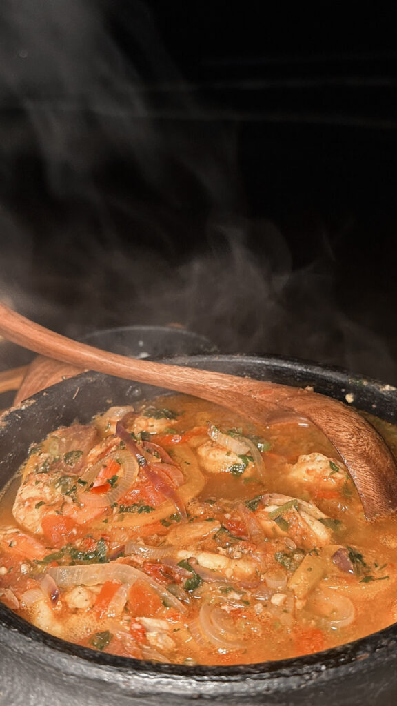 panela com moqueca de frutos do mar