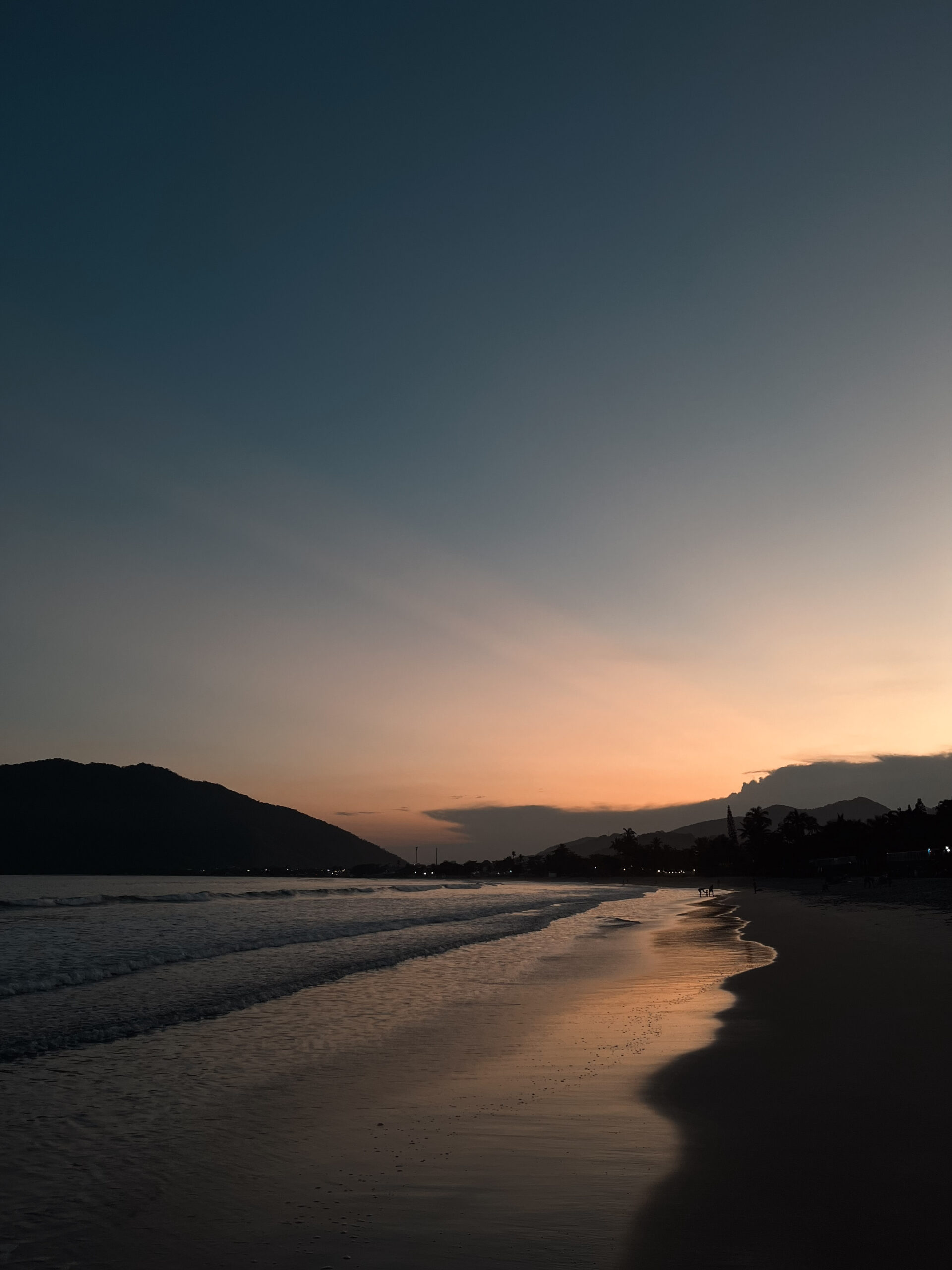 foto da praia em ubatuba em um fim de tarde com por do sol
