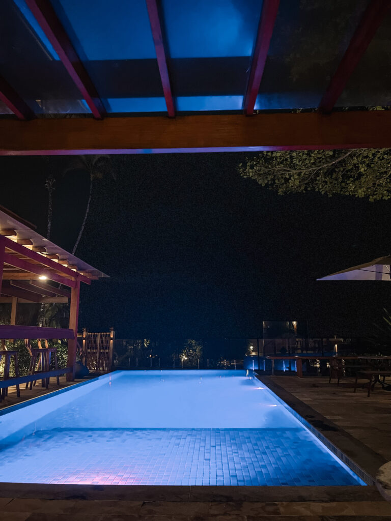 foto de uma piscina com luzes a noite